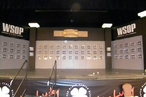 Стенды с браслетами WSOP