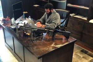 Дэн Билзериан (Dan Bilzerian) за работой над книгой