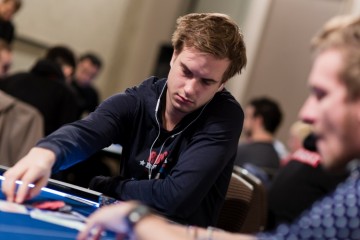 Онлайн-покер: Виктор Блум крупно выиграл у Бена Толлерене в PLO